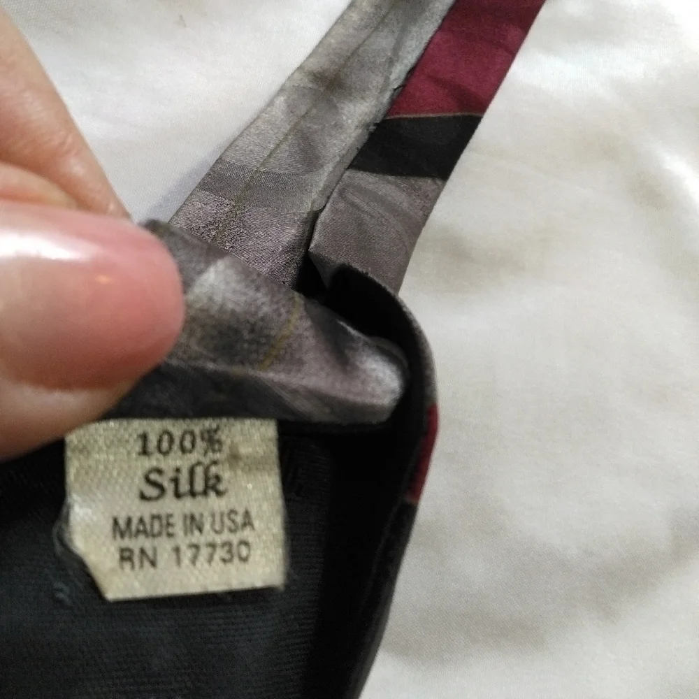 Suerry tie made from silk.